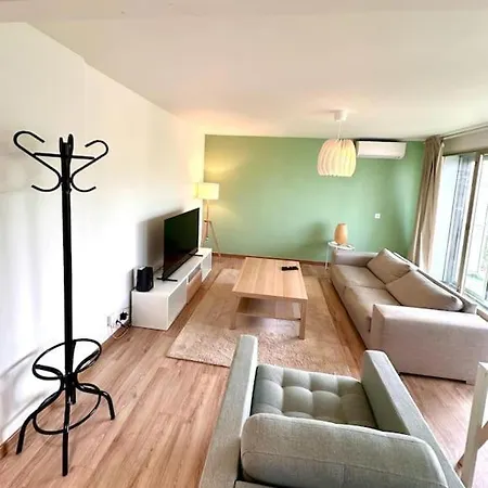 108 - Joli T2 Avec Balcon Proche Lägenhet *